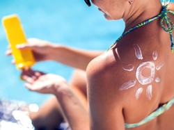 Jak skutecznie zabezpieczyć się przed poparzeniem słonecznym?