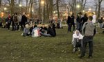 Trzecia fala pandemii krąży nad Polską, a we wrocławskich parkach i bulwarach imprezują tłumy! Epidemiolog w szoku