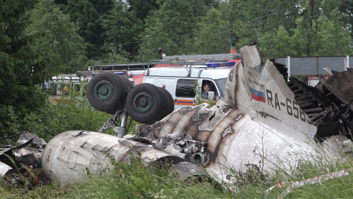 We krwi nawigatora samolotu Tu-134A, który rozbił się pod Pietrozawodskiem znajdował się alkohol - informuje serwis lifenewsru.com. Według wstępnych badań przeprowadzonych przez lekarzy sądowych stężenie alkoholu w jego organizmie mieści się w przedziale między 0,8 a jednym promilem. W wypadku rosyjskiej maszyny zginęło co najmniej 45 osób z 52 znajdujących się na pokładzie.