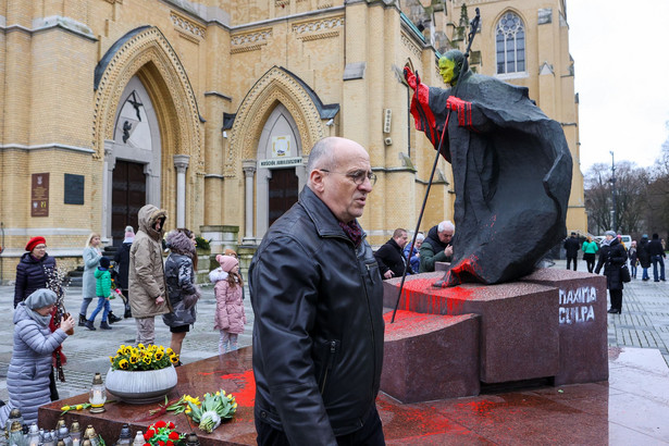 Minister Zbigniew Rau przed zniszczonym pomnikiem Jana Pawła II w Łodzi