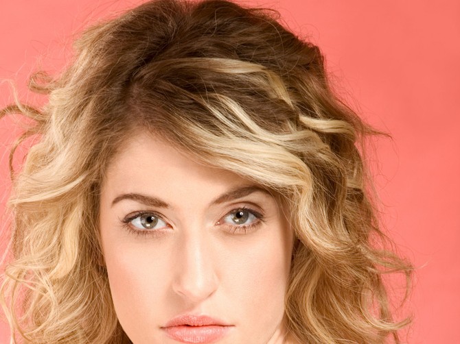 1082_beautiful-blonde-with-long-hair-dreamstime_6936919_Mocker