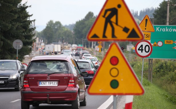 Kierowcy w potrzasku na Zakopiance. Przez miesiąc ruch wahadłowy i gigantyczne korki