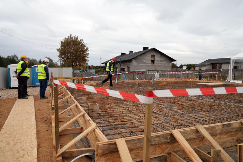 Kończą budowę domu dla pani Magdy i jej piętnaściorga dzieci