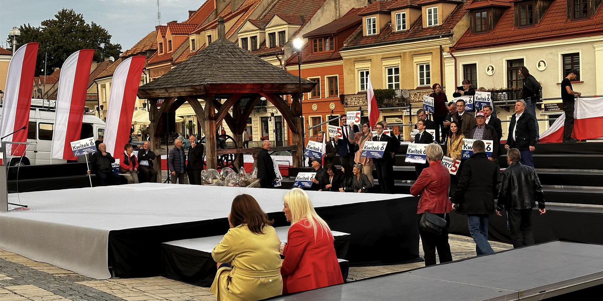 Działacze oczekiwali na Kaczyńskiego, długo przed początkiem wiecu.