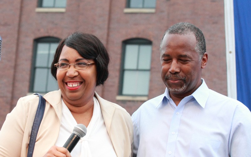 Była przeciwna temu, by jej mąż Ben – znany neurochirurg – wszedł w politykę i startował w wyborach, ale zmieniła zdanie, gdy urodziły im się wnuki i pomyślała o tym, jaka przyszłość ich czeka. Zresztą razem napisali cztery książki o przyszłości USA, z czego jedna dotarła nawet na szczyt listy bestsellerów „New York Timesa”. Choć obydwoje pochodzą z Detroit, poznali się na uniwersytecie Yale, gdzie 62-letnia dziś Candy studiowała muzykę (gra na skrzypcach) i psychologię. Ma także dyplom MBA. W przeszłości była agentką nieruchomości i pracowała w ubezpieczeniach, od ponad 20 lat prowadzi założoną wraz z mężem fundację dla uzdolnionych dzieci.