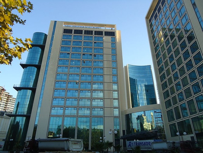 7. Międzynarodowy Uniwersytet Olimpijski Uniwersytet szkoli pracowników Olimstroju i urzędników z Soczi w zarządzaniu Igrzyskami, a także oferuje studia magisterskie z zarządzania imprezami sportowymi. Głównym inwestorem jest prywatna spółka Interros, której właścicielem jest <b>Władimir Potanin</b>. 90 proc. finansowania pozyskano z pożyczki od państwowego banku VEB. Oprócz Uniwersytetu wybudowano trzy luksusowe hotele. Pożyczka najprawdopodobniej nie zostanie zwrócona. Całkowity koszt: 422 mln dolarów. Na zdjęciu: Międzynarodowy Uniwersytet Olimpijski, autor: Sergei Kazantsev, licencja Creative Commons. <a href='http://forsal.pl/artykuly/455551,grzeszny_oligarcha_wladimir_potanin_idzie_sladem_billa_gatesa_i_warrena_buffetta.html' target='_blank' style='color: blue'>Przeczytaj sylwetkę Potanina, który zapowiedział, że po śmierci jego majątek zostanie rozdany na cele charytatywne</a>.