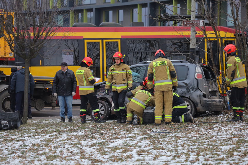 Auto zakleszczone między tramwajami