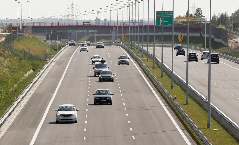 Węzeł Warszawa Janki  zostanie połączony z drogą krajową nr 8, którą to kierowcy pojadą w kierunku Wrocławia i Katowic. Stan zaawansowania prac na tym odcinku wynosi ok. 80 proc. Do wykonania zostało niewiele prac ziemnych i bitumicznych. Powstały natomiast już 3 wiadukty drogowe, 1 kładka dla pieszych, 2 mosty dla pobliskich mieszkańców oraz 1 przejście dla zwierząt. <br><br>.fot. (mr) PAP/Paweł Supernak