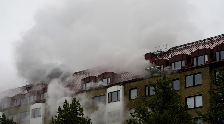 Füst dől a göteborgi házból / Fotó: MTI EPA 