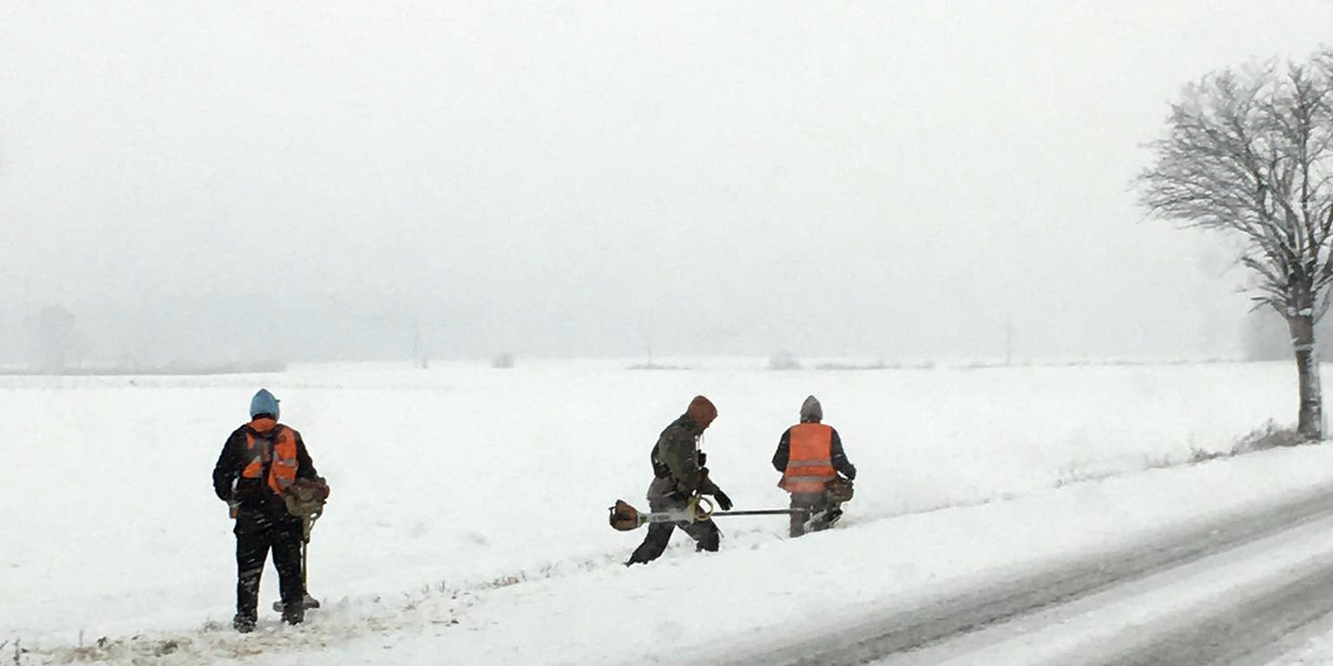 Zima zaskoczyła drogowców. Kosili trawę w śniegu.