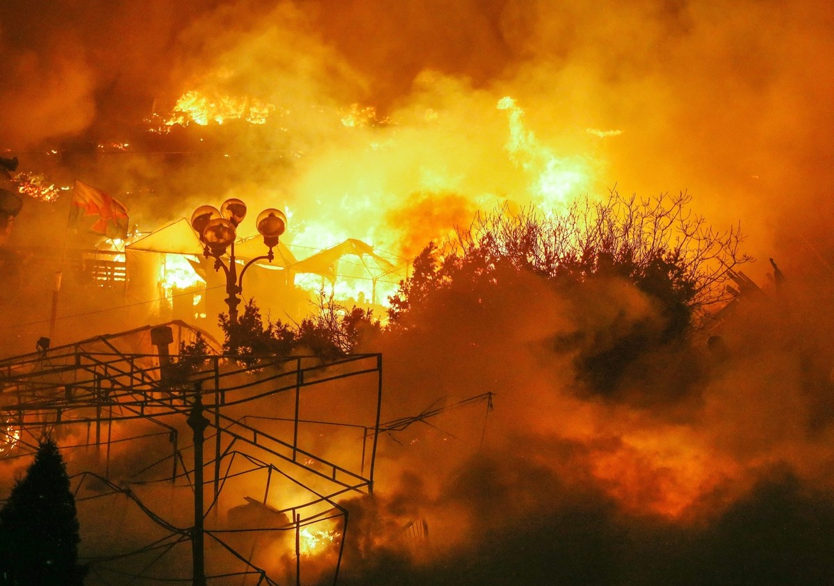 Płomienie na Majdanie w Kijowie