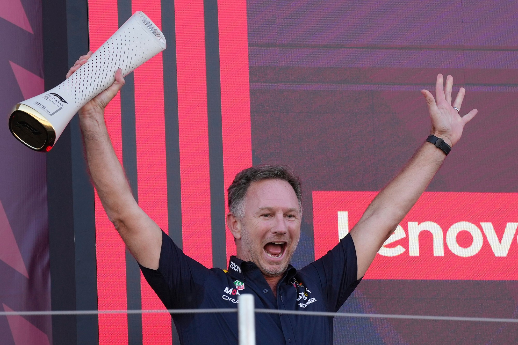 Šéf Red Bullu Christian Horner oslavuje titul konštruktérov po Veľkej cene Japonska