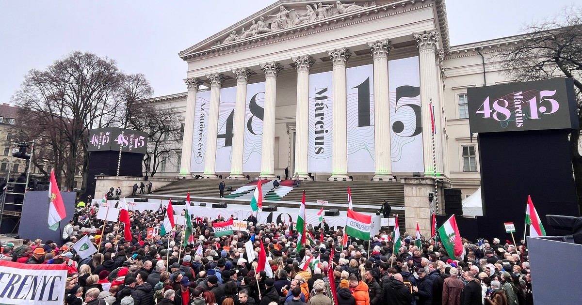 Ünnepség a Nemzeti Múzeumnál, a Múzeum körúton demonstráltak: március 15-e a blikk.hu-n