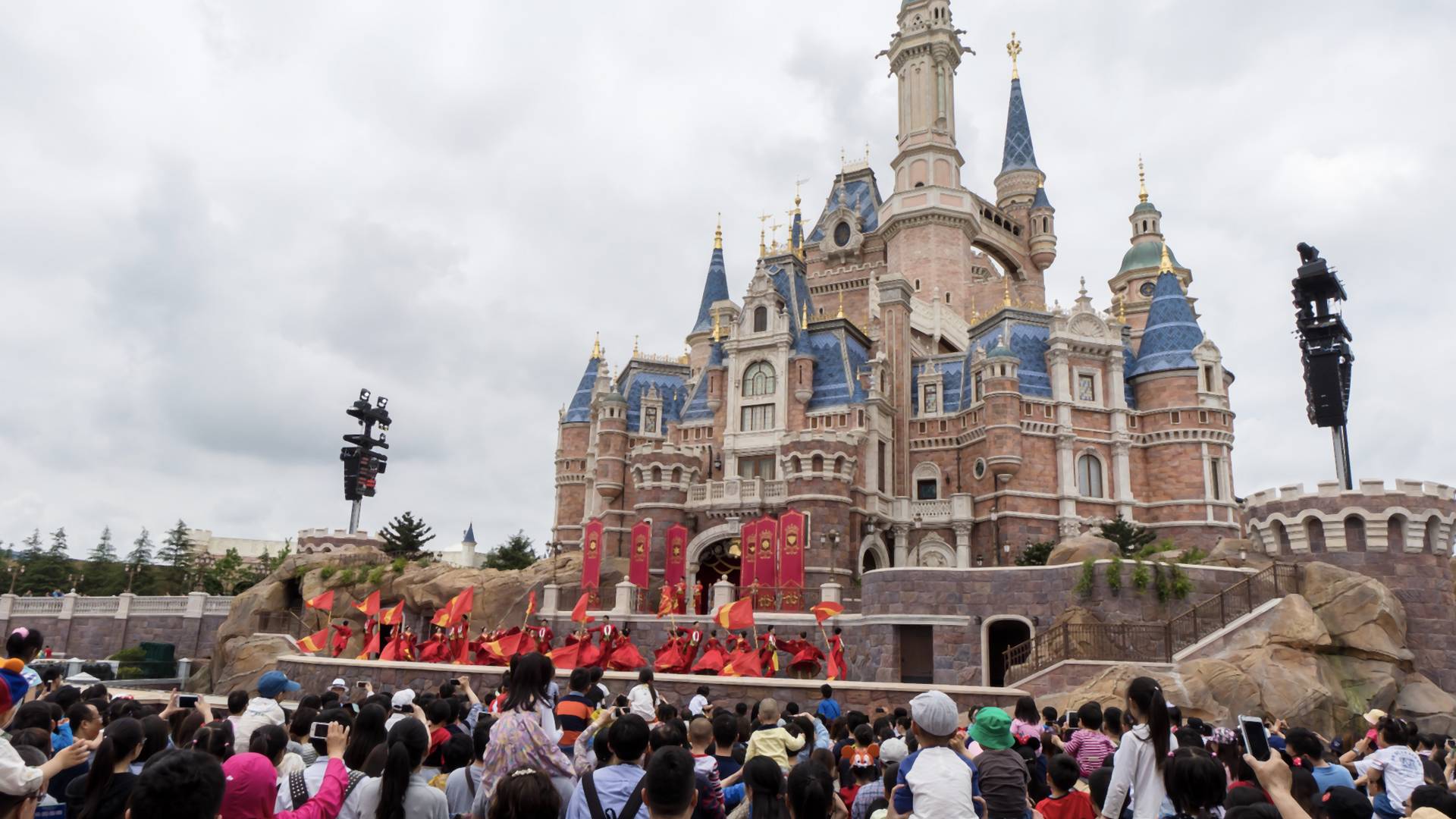 V čínskom Disneylande zatvorili 34-tisíc ľudí. Kvôli jednému prípadu koronavírusu všetkých otestovali
