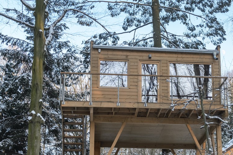 Domki zawieszone są na wysokości od 2,5 do 4,5 metrów nad ziemią. Z  okien rozciąga się widok na malowniczy wąwóz.  

<br><br> fot.(wp/mr) PAP/Wojciech Pacewicz