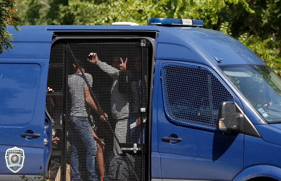 Migranti koje policija sprovodi do mađarske granice