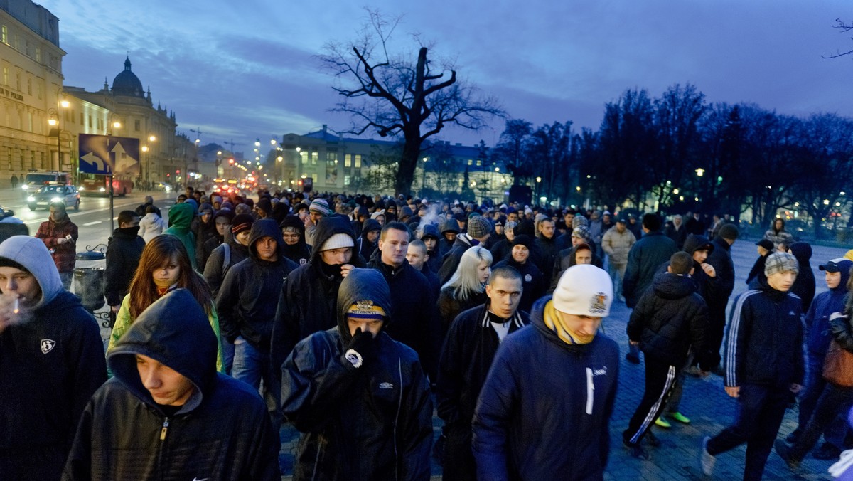 Ok. 200 kibiców Motoru Lublin manifestowało w poniedziałek przeciwko formie akcji "Lublin dla wszystkich". W ramach akcji na biletach komunikacji wydrukowano komiksy dotyczące dyskryminacji, które - zdaniem protestujących - utrwalają stereotyp kibica rasisty.