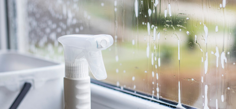 Jak myć okna zimą? Kilka prostych zasad może uratować twoje okna przed uszkodzeniem