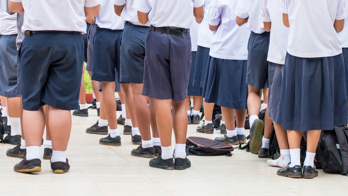 Policja przyjechała przed szkołę Hartsdown Academy w Kent, gdzie 50 uczniów pierwszego dnia po wakacjach nie zostało wpuszczonych do placówki z powodu niekompletnego umundurowania. Rodzice protestują, a dyrektor tłumaczy się budowaniem reputacji szkoły.