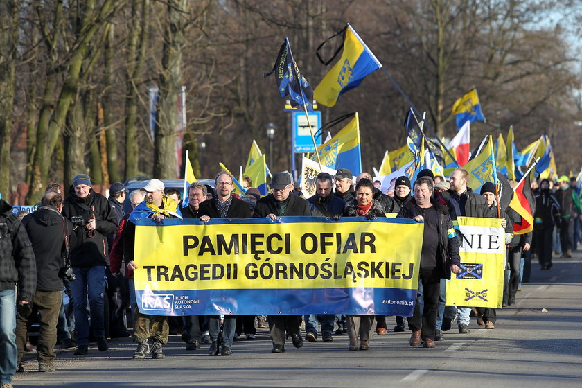 Marsz zmierza pod bramę Obozu Zgoda w Świętochłowicach