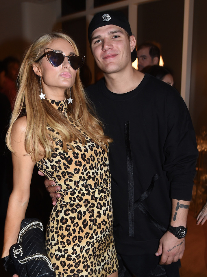 Paris Hilton i jej chłopak Chris Zylka na imprezie