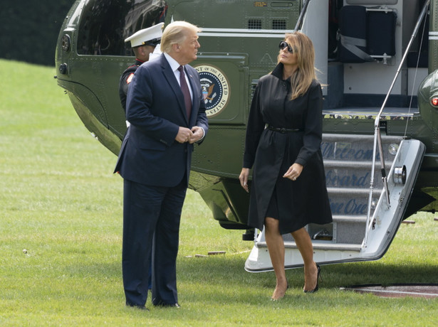 "Czas zacząć się zakrywać". Internauci zauważyli "rysę" na nieskazitelnym ciele Melanii Trump. FOTO