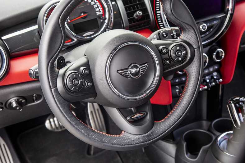 Mini Cooper 2.0 JCW - imponuje jazdą, wyglądem i ceną