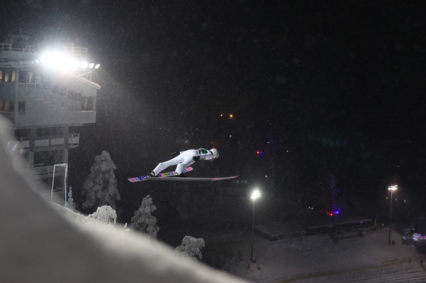 Polak Piotr Żyła podczas serii kwalifikacyjnej przed zawodami Pucharu Świata w skokach narciarskich w fińskiej Ruce