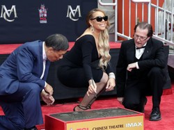 Tylko ona umie dać takie show! Wydekoltowana Mariah Carey odcisnęła dłonie i stopy w Hollywood. FOTO