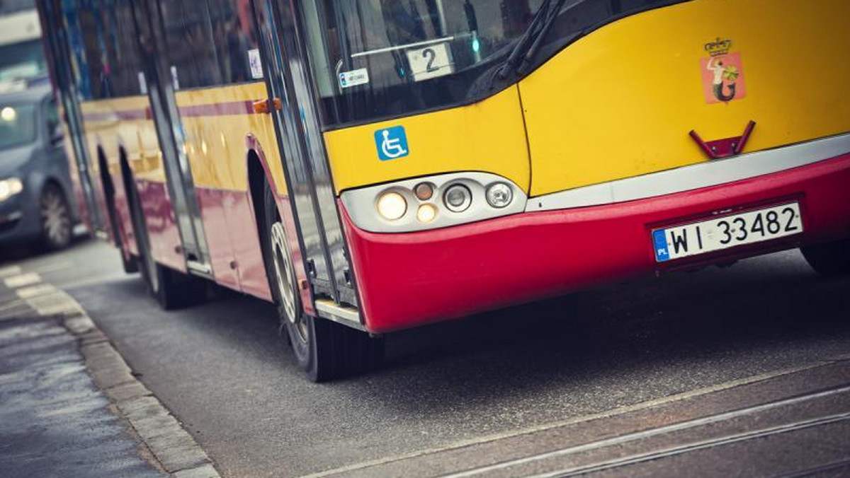 Pięć specjalnych linii autobusowych i jedna tramwajowa zostaną dziś uruchomione w stolicy, w związku z rocznicą wybuchu powstania warszawskiego. Zapewniają dojazd na uroczystości oraz na cmentarze. Podpowiadamy, jakimi trasami będą kursować.