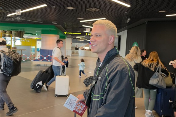OFARBAO SE, A IZ RUKE NE ISPUŠTA NIČEA Relja Popović pokazao novo izdanje na aerodromu: Pevač bez supruge Nikolije (VIDEO)
