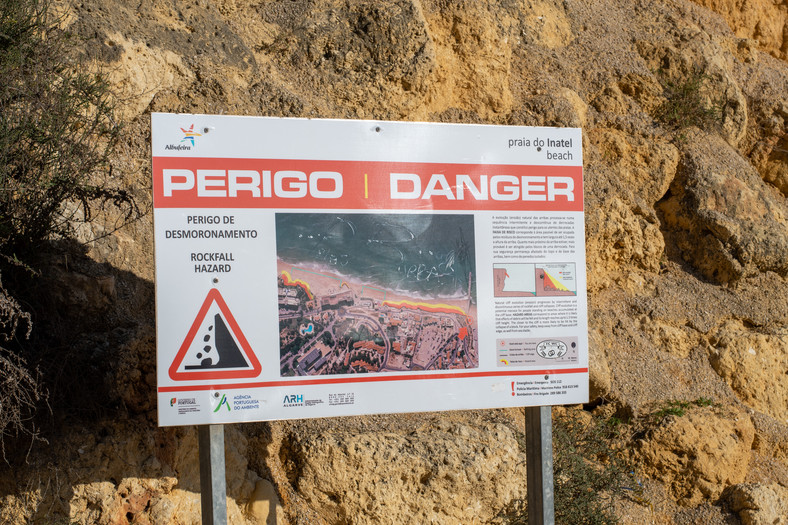Tablica ostrzegająca przed osunięciami klifów, Albufeira, Portugalia