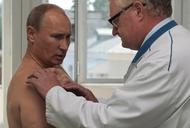 Władimir Putin podczas badania lekarskiego w sierpniu 2011 r.