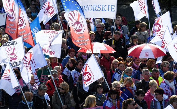 Od 5 marca trwa referendum strajkowe zorganizowane przez Związek Nauczycielstwa Polskiego w ramach prowadzonego sporu zbiorowego. Potrwa do 25 marca. Odbywa się we wszystkich szkołach i placówkach, z którymi w ramach sporu zbiorowego zakończono etap mediacji, nie osiągając porozumienia co do żądania podwyższenia wynagrodzeń zasadniczych o 1 tys. zł. Jeśli taka będzie wola większości wyrażona w referendum, strajk ma się rozpocząć 8 kwietnia. Na zdjęciu: Protest ZNP w Warszawie