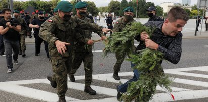 Miesięcznica smoleńska i przepychanki z policją. Nie wszyscy mogli złożyć wieńce