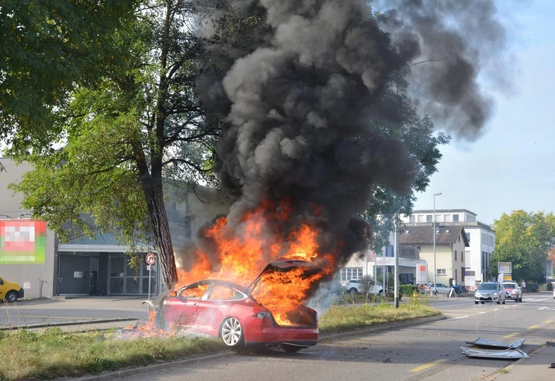 Pożary aut elektrycznych nie zdarzają się często, ale jeśli już do nich dochodzi, to bywają spektakularne
