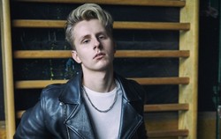 Piotr Zioła: Wypijam łyk whiskey i wychodzę na scenę [WYWIAD]