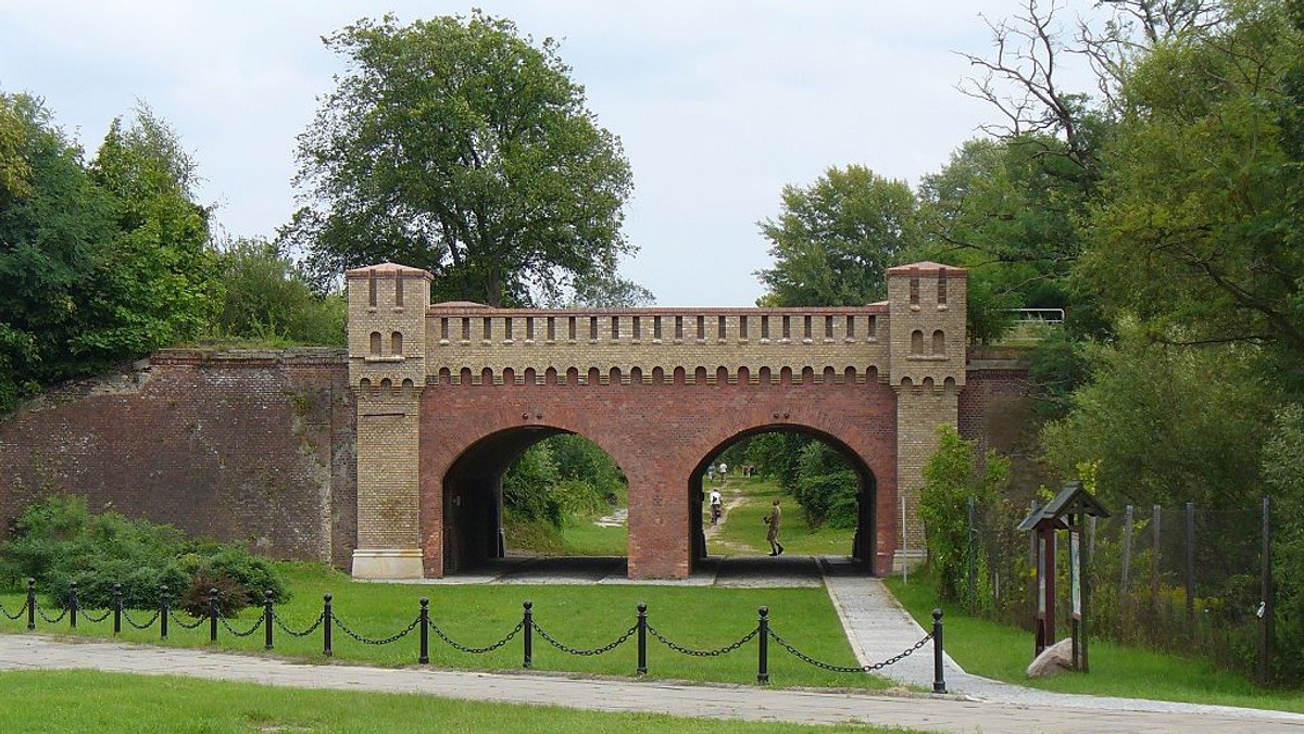 W tym miesiącu runął tam kawałek murów nadszańca. Zdarzenie ma charakter katastrofy budowlanej, w związku z tym powiadomiono służby konserwatorskie – poinformował dyr. Muzeum Twierdzy Kostrzyn Ryszard Skałba.