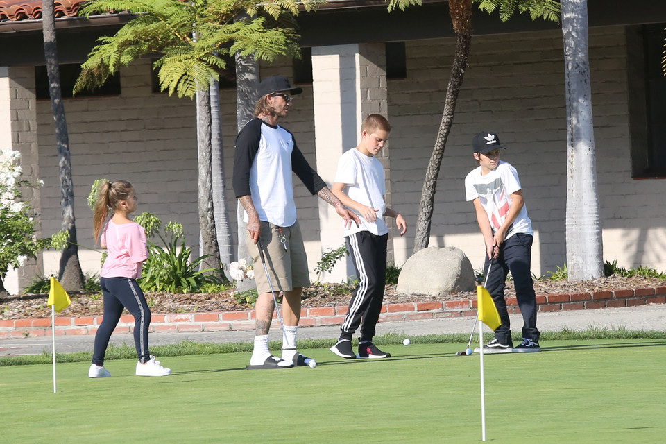 David Beckham z dziećmi na polu golfowym