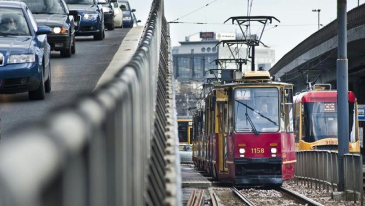 Posiadacze Karty Warszawiaka, poza tańszymi długookresowymi biletami komunikacji miejskiej, mniej płacą także w stołecznych teatrach, ośrodkach sportu i muzeach. Zniżki oferują im też prywatne firmy, np. kawiarnie, gabinety dentystyczne i salony fryzjerskie.