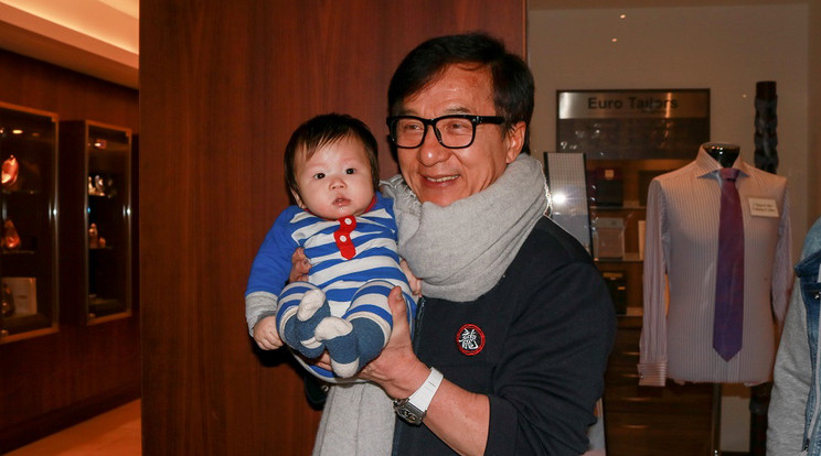Az állandóan mosolygó 
Jackie Chan egy kínai kisfiúval is boldogan pózolt