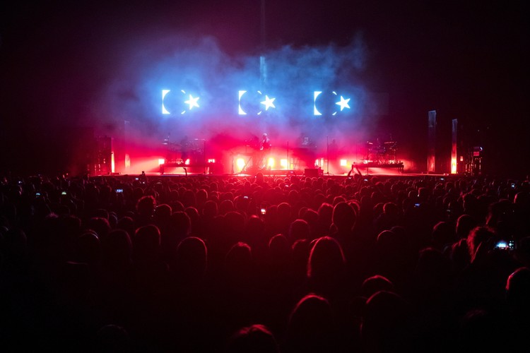 Kultowy status uzyskiwali konsekwentnie, singiel po singlu, teledysk po teledysku i płyta po płycie, choć tych ostatnich nie wydawali nigdy w szalonym tempie. „Blue Lines”, długogrający debiut Massive Attack z 1991 roku to płyta kompletna i bezkonkurencyjna w swojej kategorii. „Protection” z roku 1994 to nadal esencja trip-hopu, z akcentami jazzu i chilloutu.