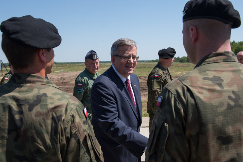 Komorowski zaznaczył, że doświadczenia z obecności w Afganistanie są nie do przecenienia - zarówno jeśli chodzi o wyszkolenie żołnierzy jak i sprawdzenie sprzętu. "Kończymy bojową część naszej obecności w Afganistanie. Wracamy, wracacie żołnierze do kraju z tarczą, nie na tarczy, wracacie z tarczą po niełatwej służbie, z bogatymi doświadczeniami, z daleko idącymi, podwyższonymi umiejętnościami."