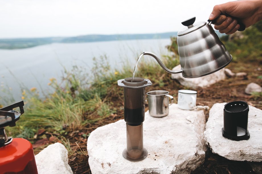 Kawę w ręcznym ekspresie ciśnieniowym, jakim jest aeropress, możesz przygotować nawet na pikniku.