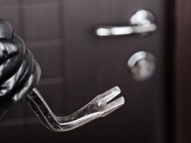 Na 'śpiocha' - kradzież kluczyków i dokumentów z domu? Rzadka ale możliwa