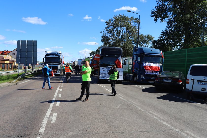 Kierowcy chcą, żeby Ukraińcy skrócili kolejki dla pustych ciężarówek. W proteście zablokowali przejście w Dorohusku. Puszczamy jedno auto na godzinę