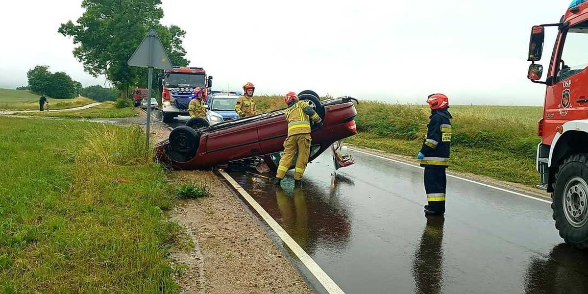 Pod wpływem alkoholu dachował oplem - kierowca stracił uprawnienia do kierowania pojazdami.