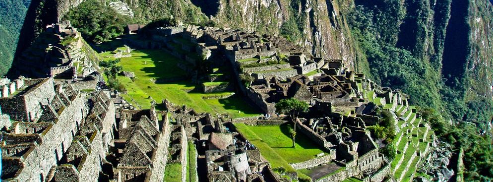 Machu Picchu zostało uznane za największą atrakcję turystyczną na świecie. Jest to najlepiej zachowane miasto Inków, w odległości 112 km od Cuzco. Położone jest na wysokości 2090-2400 m n.p.m., na przełęczy pomiędzy Wayna Picchu i Machu Picchu w Andach Peruwiańskich. Miasto zbudowano według kompleksowo opracowanych planów w II połowie XV wieku podczas panowania jednego z najwybitniejszych władców Pachacuti Inca Yupanqui.