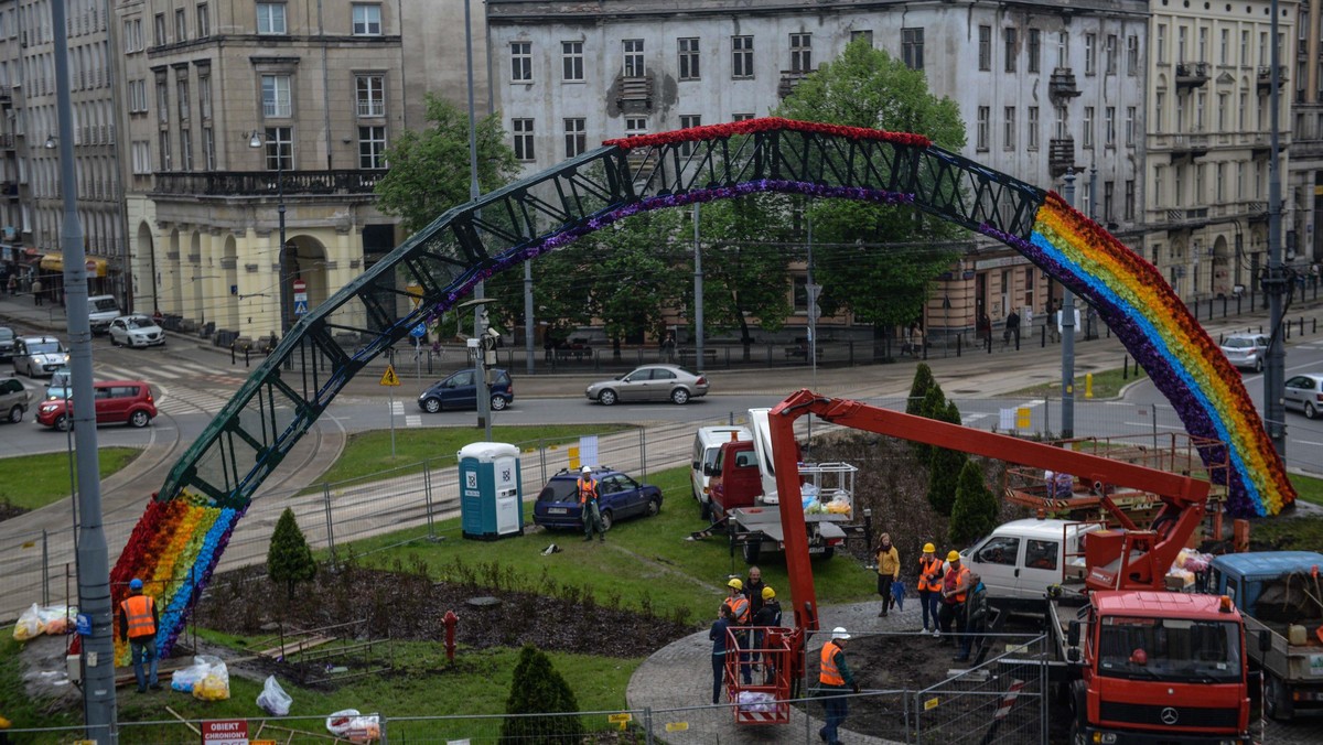 WARSZAWA PL. ZBAWICIELA TĘCZA MONTAŻ KWIATÓW