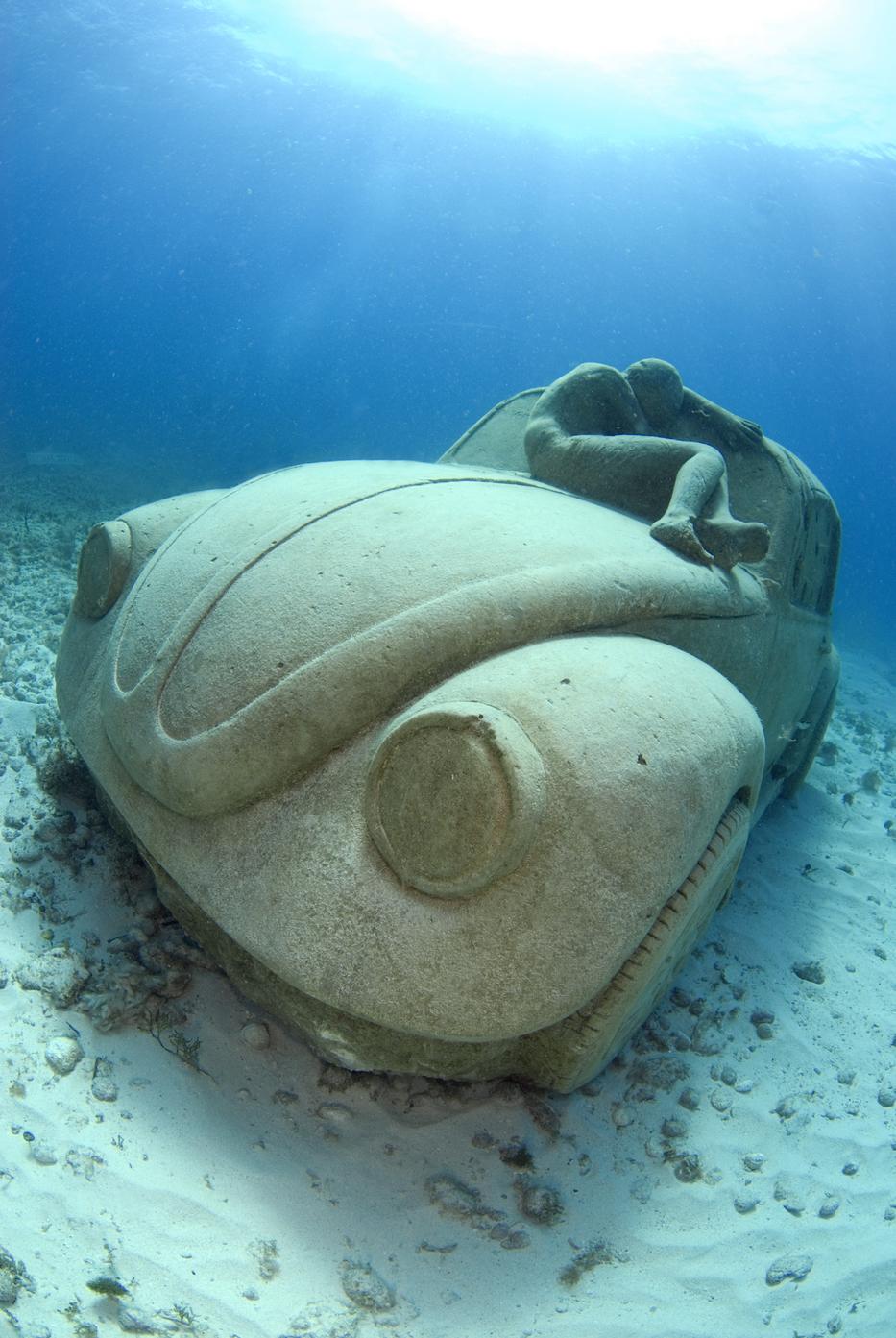 Nem, ez nem egy vízbe pottyant autó, hanem a mexikói Cancúnban található víz alatti múzeum egyik modern szobra /Fotó: GettyImages